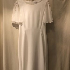 -Fitted white Calvin Klein dress
-flared sleeves 
-knee-length 
-Size: 8